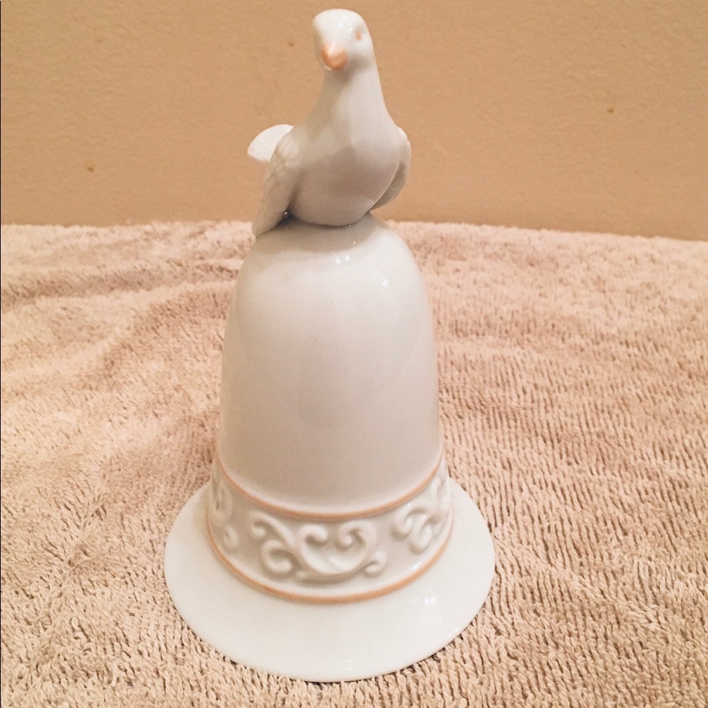 Vintage 1981 Avon Dove Bell